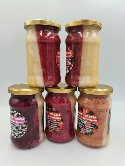 Double-layer honey jar with berries